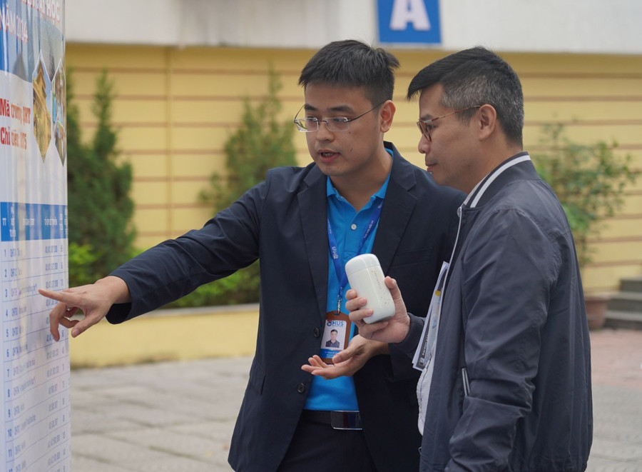 TS Phạm Sỹ Liêm - Phó Trưởng khoa Địa lý, Trường Đại học Khoa học Tự nhiên, Đại học Quốc gia Hà Nội đang tư vấn cho một phụ huynh Trường THPT Cao Bá Quát. Ảnh: Vân Anh