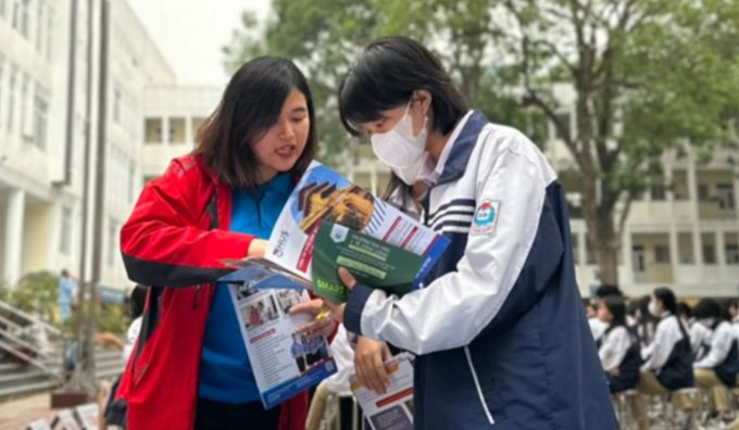 Học sinh Trường THPT Cao Bá Quát (Hà Nội) tìm hiểu thông tin tuyển sinh nhóm ngành khoa học cơ bản - công nghệ. Ảnh: Vân Anh