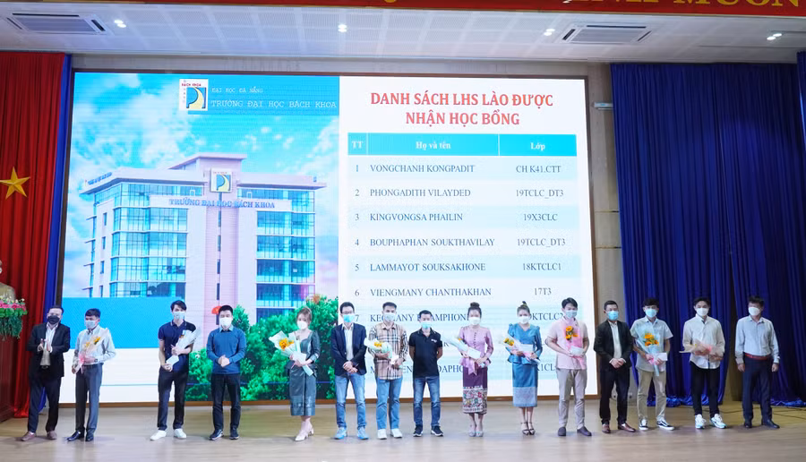 Trường ĐH Bách khoa, ĐH Đà Nẵng dành một quỹ học bổng riêng cho lưu học sinh Lào. 