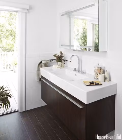 Hô biến phòng tắm chật hẹp thành spa sang chảnh theo những cách bạn không thể ngờ