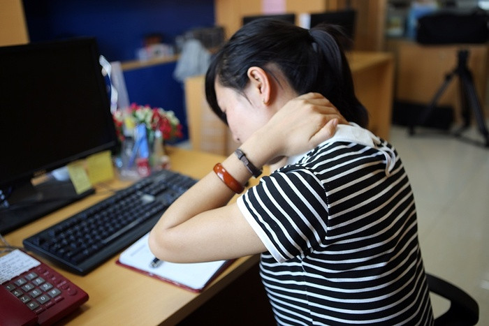 Ngồi điều hòa lâu không gây khô khớp nhưng có thể làm mỏi vai gáy, ảnh minh họa.