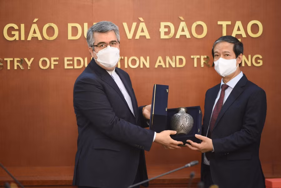 Đại sứ Cộng hòa Hồi giáo Iran tại Việt Nam tặng quà lưu niệm cho Bộ trưởng Nguyễn Kim Sơn.