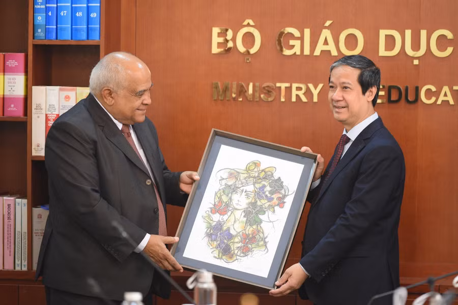 Ngài Đại sứ tặng quà lưu niệm cho Bộ trưởng Nguyễn Kim Sơn trong buổi tiếp.