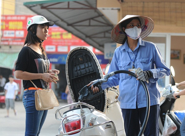 Người tiêu dùng đang kỳ vọng giá xăng sẽ giảm "bõ bèn" vào ngày mai. Ảnh: Đàm Duy