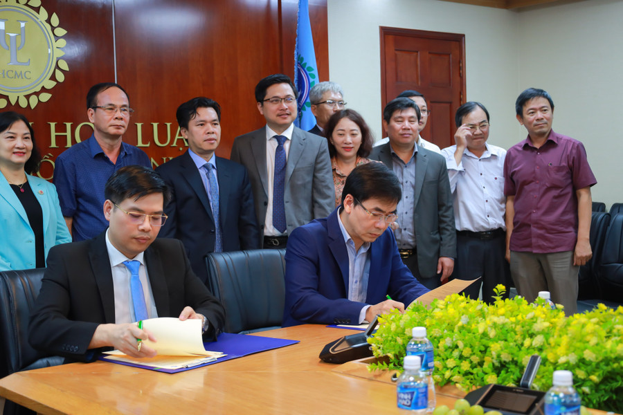 Lễ ký kết hợp tác mô hình đại học chia sẻ giữa Trường Đại học Luật TPHCM và Trường Đại học Tài chính – Marketing. Ảnh: Mạnh Tùng Lễ ký kết hợp tác mô hình đại học chia sẻ giữa Trường Đại học Luật TPHCM và Trường Đại học Tài chính – Marketing. Ảnh: Mạnh Tùng