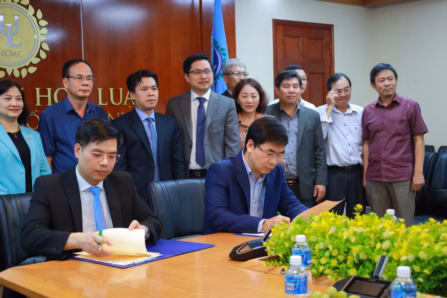 Lễ ký kết hợp tác mô hình đại học chia sẻ giữa Trường Đại học Luật TPHCM và Trường Đại học Tài chính – Marketing. Ảnh: Mạnh Tùng