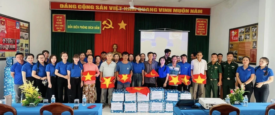 Trao 1.200 lá cờ Tổ quốc cho ngư dân đảo Bích Đầm. 