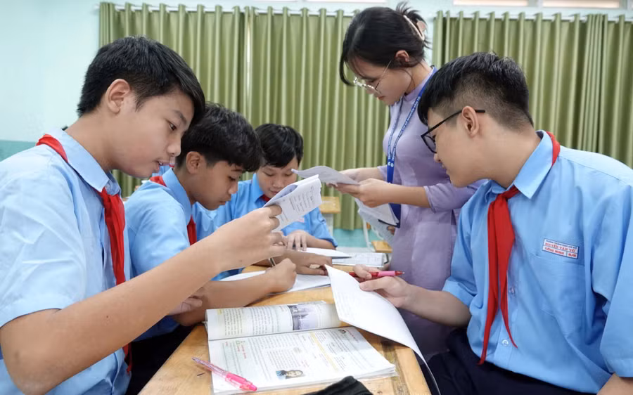 Cô trò Trường THCS Nguyễn Văn Tố (TPHCM) trong tiết học môn Lịch sử và Địa lý. Ảnh: INT