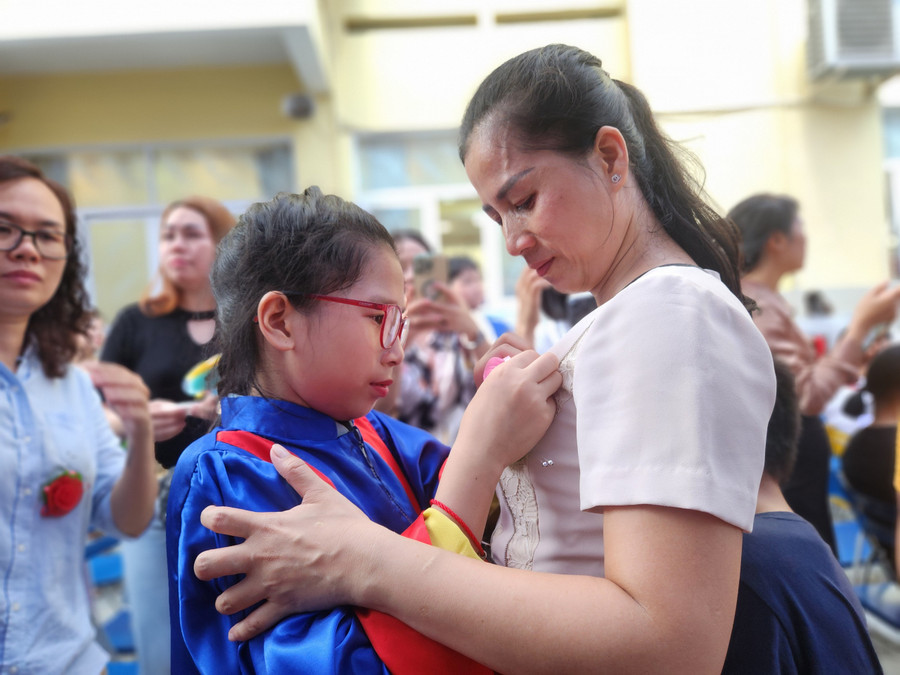 Những giọt nước mắt lăn dài trên má, những cái ôm siết sau khi cài hoa lên áo cha, mẹ, thầy, cô hoặc bạn bè.