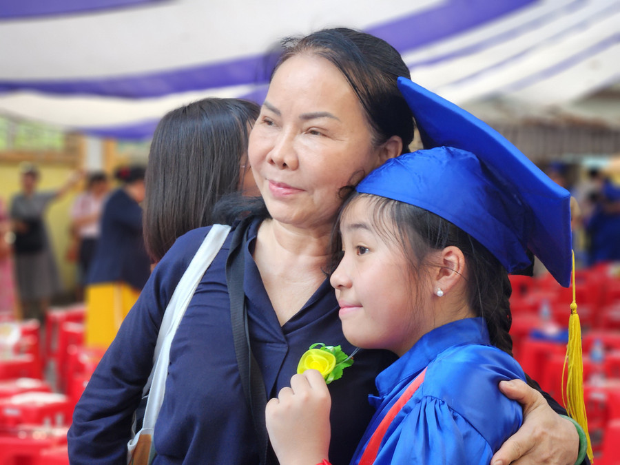 “Các em hãy nhớ rằng, ban mai cũng như sự trưởng thành không bao giờ dừng lại. Vì thế, 270 ban mai đang ngồi nơi đây, đừng bao giờ từ bỏ mà hãy tiếp tục tự tin bước đi về phía trước với sự kiên nhẫn và một trái tim tràn đầy yêu thương. Đặc biệt, các bạn hãy biết rằng, mỗi cá nhân chúng ta không chỉ là ban mai của bản thân mà hãy là ban mai của bạn bè, của gia đình và của những người thân yêu bên cạnh”, cô Chi nhắn nhủ.