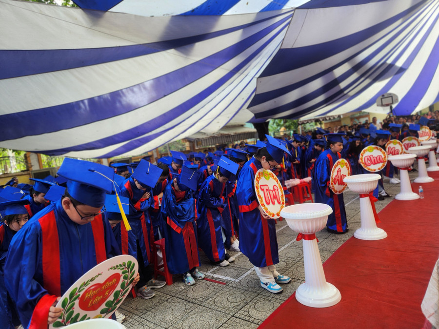 “Người em muốn dành lời cảm ơn nhiều nhất là cô Chi vì đã tạo ra những sân chơi lành mạnh, bổ ích cho chúng em. Điều em nhận được không phải là những tấm bằng khen mà là những kiến thức em được tiếp thu trong suốt quá trình 5 năm học tại trường mà thầy cô đã truyền tải”, Khang chia sẻ.