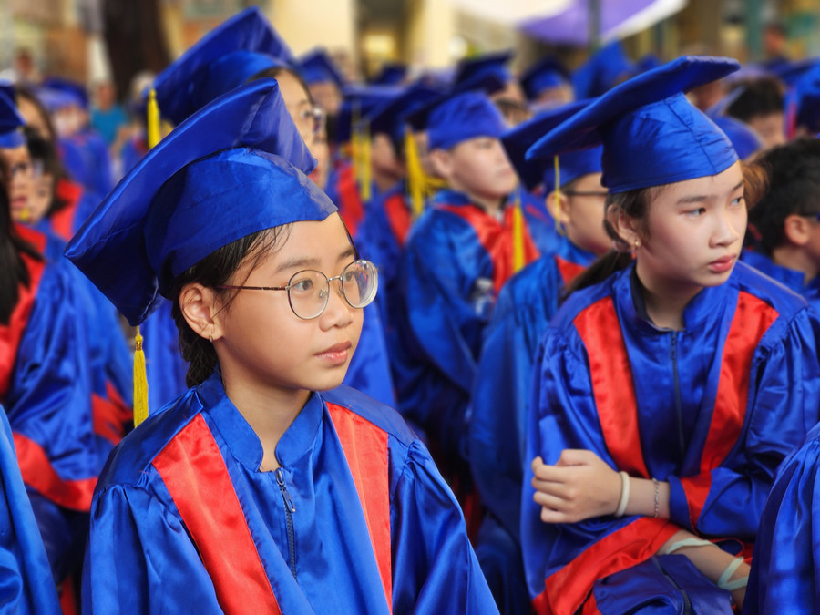 Bên cạnh việc hướng dẫn trong học tập, đội ngũ thầy cô giáo còn là những người bạn lớn, luôn đồng hành và sẵn lòng lắng nghe, hỗ trợ những tâm tư, tình cảm, nguyện vọng của các em trên con đường trưởng thành.