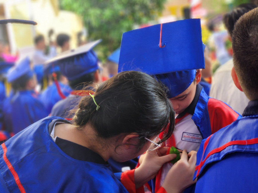 Theo cô, Quỳnh là con gái út trong gia đình, cảm ơn nhà trường, thầy cô đã giáo dục con tôi trong suốt 5 năm qua, đã cho cháu những kiến thức, kỹ năng sống để hôm nay cháu có thể tự tin bước tiếp đến một môi trường mới.