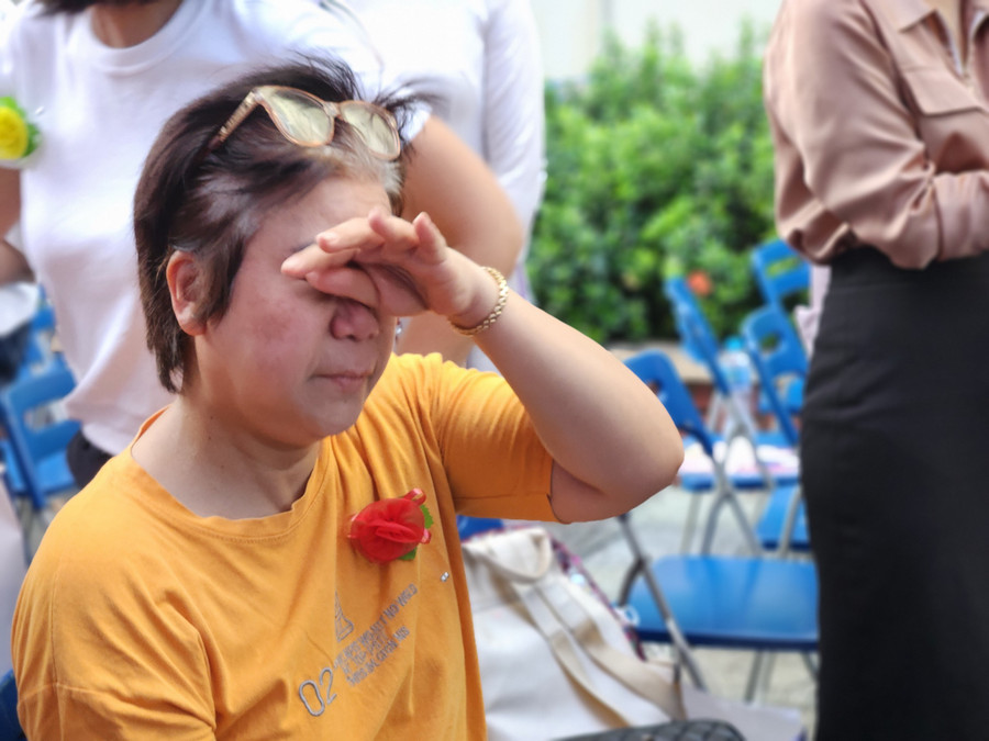 Cô Phạm Thị Thu Nguyệt (sinh năm 1970, ngụ Quận 1) đã không kiềm được xúc động khi được con gái là Phạm Trúc Quỳnh đến cài hoa lên áo.