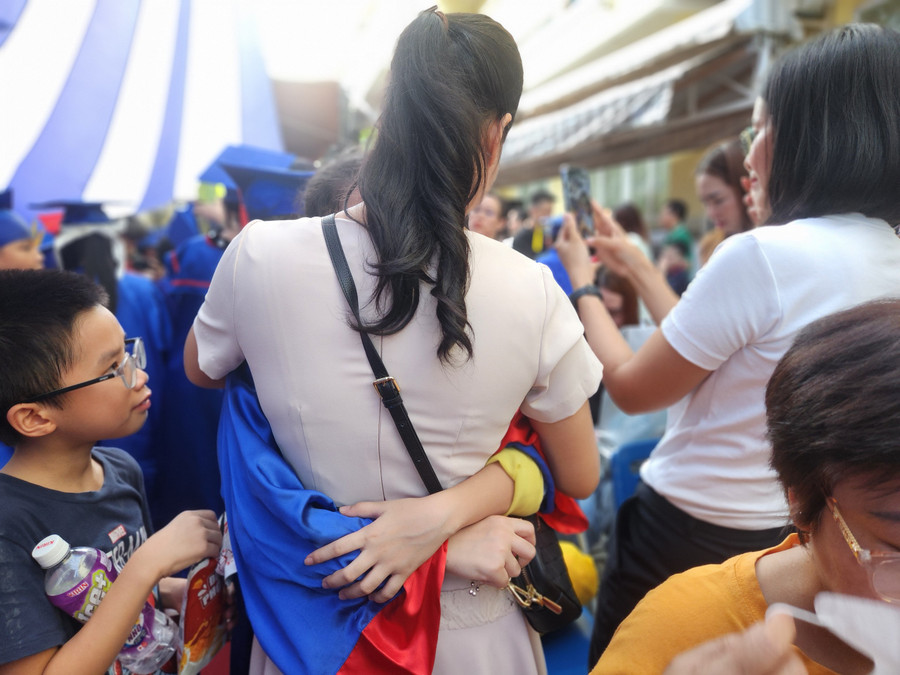 Trong không khí xúc động này, thầy Trường chúc các em có thể trở thành những đứa trẻ ngoan, sử dụng các thiết bị điện tử một cách thông minh để phục vụ học tập.