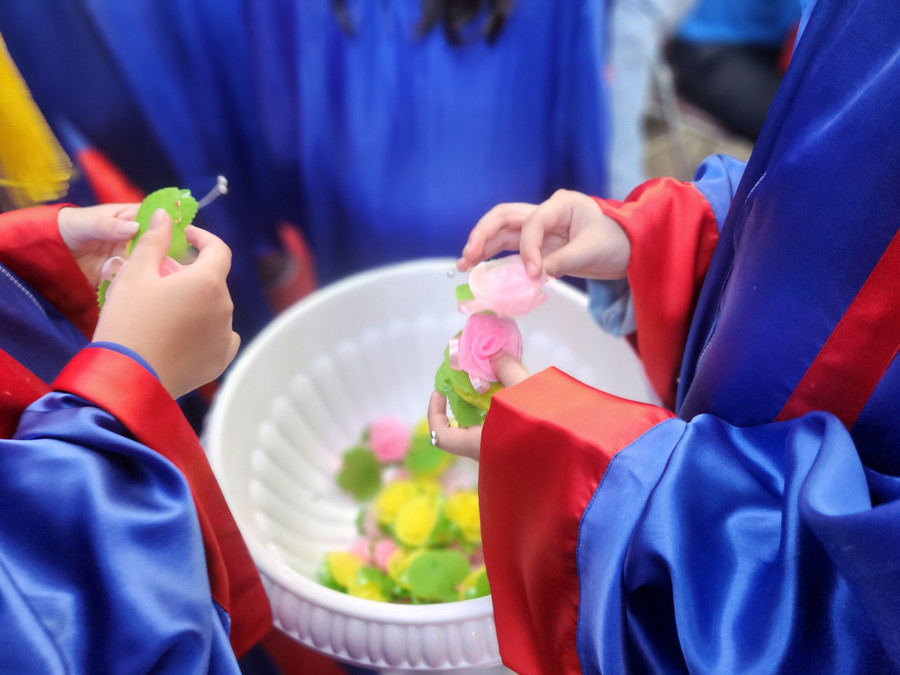 Có 2 con cùng học tại Trường Tiểu học Nguyễn Bỉnh Khiêm, chị Thái Thanh Tịnh (sinh năm 1990, ngụ quận Bình Thạnh) cho rằng, đây là môi trường tốt với đội ngũ giáo viên có năng lực, có tâm và rất yêu thương học sinh.