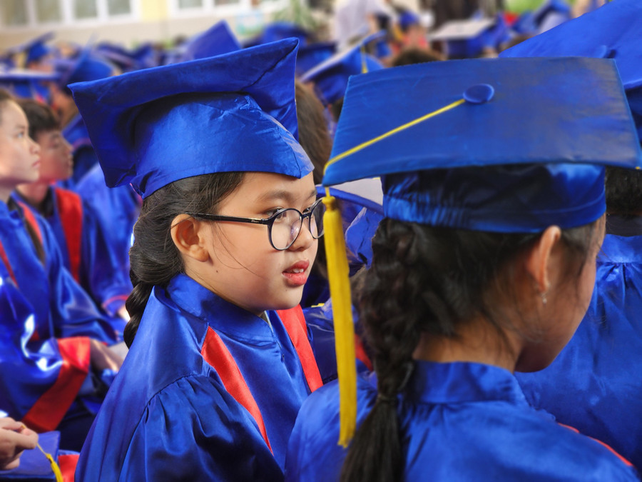 Phát biểu tại buổi lễ, cô Đỗ Ngọc Chi – Hiệu trưởng Trường Tiểu học Nguyễn Bỉnh Khiêm, dành lời cảm ơn sâu sắc đến tất cả đội ngũ giáo viên không quản ngày đêm, dành hết thời gian và tâm sức để đồng hành cùng với 270 học sinh niên khóa 2019-2024 trên con đường chinh phục những ngọn núi tri thức.