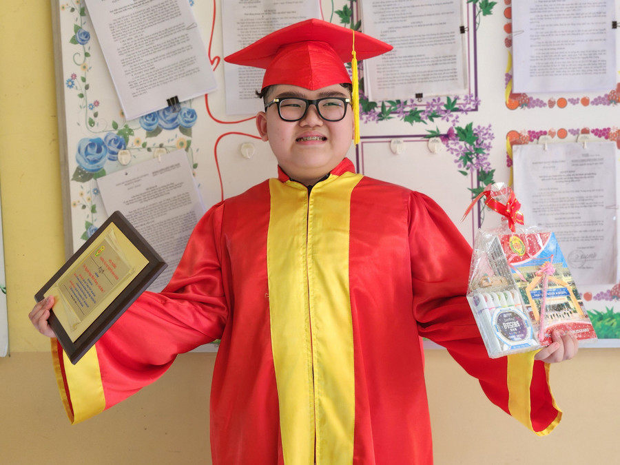 Được tặng bằng khen với nhiều thành tích, Nguyễn Ngọc Minh Khang – học sinh lớp 5 bảy bày tỏ lòng biết ơn đối với tất cả thầy cô giáo của Trường Tiểu học Nguyễn Bỉnh Khiêm vì đã đồng hành, giúp đỡ, động viên khi Khang gặp những khó khăn trong học tập.