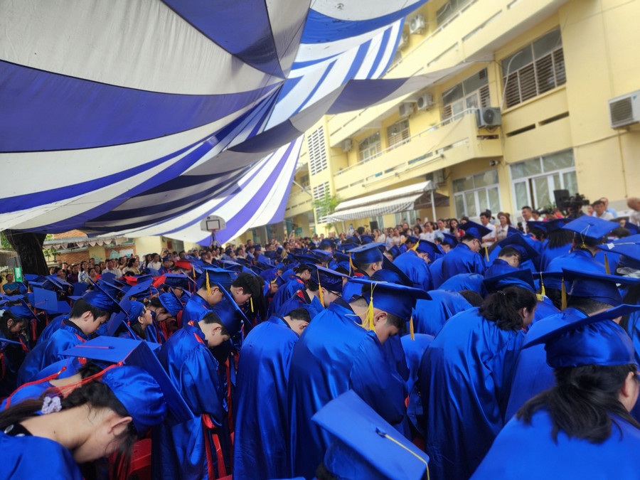 Cô chi nhấn mạnh rằng, hôm nay là một bước chuyển mới trong cuộc đời của các em. Từ những ngày học đầy hứng khởi và những trải nghiệm đầu tiên tại ngôi Trường Tiểu học Nguyễn Bỉnh Khiêm, các em đã trưởng thành, đã học được nhiều điều quý giá và bước đầu đã gặt hái được những thành công nhất định. Các em chính là 270 ban mai rực rỡ, tỏa sáng với sự khác biệt riêng và là niềm tự hào của cha mẹ và thầy cô.