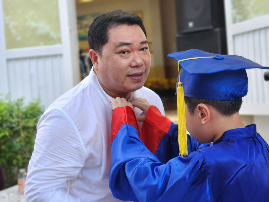 Tại buổi lễ, các em học sinh sẽ lấy hoa được nhà trường chuẩn bị sẵn để cài lên áo cha mẹ, thầy cô, bạn bè tùy thích.