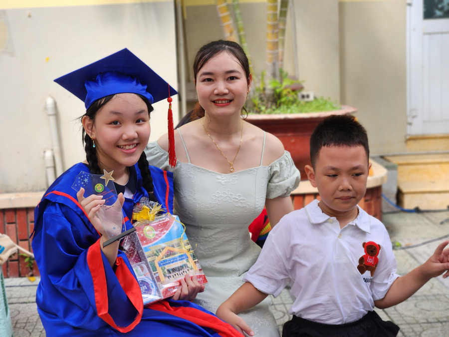 Chị Tịnh tâm sự: “Hôm nay, bé gái là Trần Phương Linh sẽ rời xa mái trường gắn bó suốt 5 năm để chuẩn bị một hành trang mới. Cháu còn lại là cháu trai hiện đang học lớp 2 tại trường. Tôi rất vui vì những gì mà nhà trường đem đến cho con tôi không chỉ là kiến thức mà còn thấu hiểu, tâm sự, lắng nghe và giúp đỡ các cháu rất nhiều”.