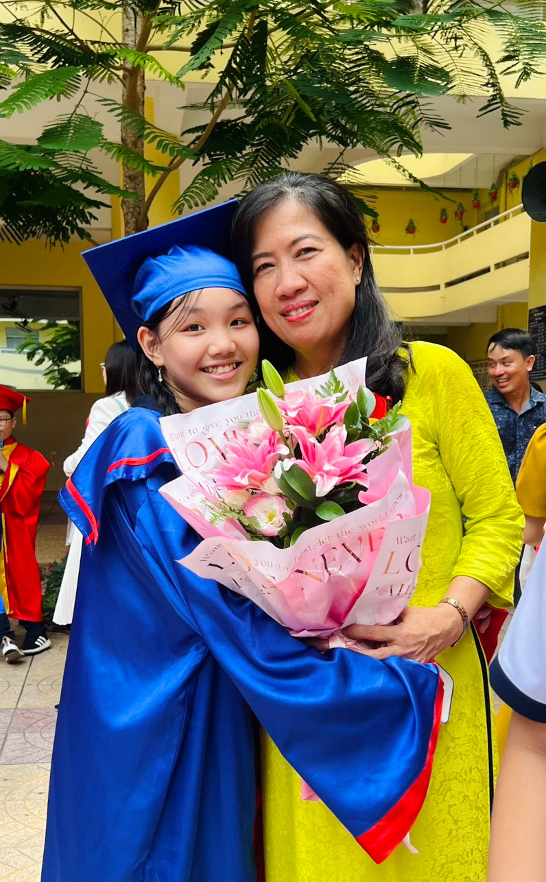 Nhắc về cô giáo chủ nhiệm Nguyễn Thị Mỹ Hương, Linh kể: “Đôi lúc cô có nghiêm khắc để giúp các bạn ngoan hơn, có tính kỷ luật và rèn luyện tốt hơn; không ngoan thì cô mới nghiêm khắc còn cô rất hiền và dễ thương, chỉ bảo chúng em từng xíu một, con rất yêu quý cô”.