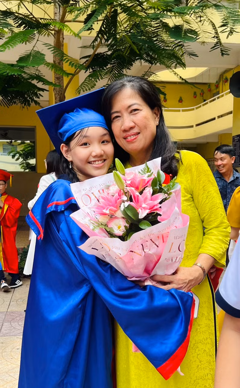 Nhắc về cô giáo chủ nhiệm Nguyễn Thị Mỹ Hương, Linh kể: “Đôi lúc cô có nghiêm khắc để giúp các bạn ngoan hơn, có tính kỷ luật và rèn luyện tốt hơn; không ngoan thì cô mới nghiêm khắc còn cô rất hiền và dễ thương, chỉ bảo chúng em từng xíu một, con rất yêu quý cô”.