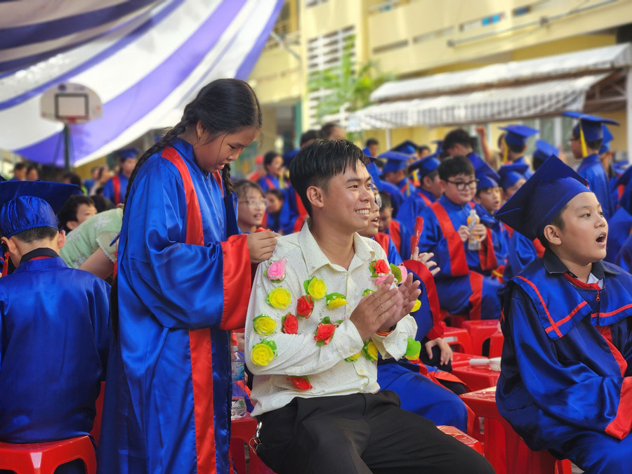 Được đồng hành, chăm sóc, dạy dỗ và nhận được tình cảm yêu quý từ các em là điều hạnh phúc nhất đối với sự nghiệp giáo dục của các thầy cô.