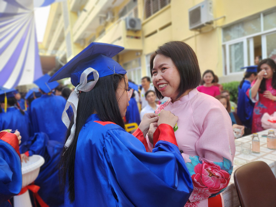 “Ban mai như lời nhắc nhở chúng ta rằng, khi ban mai ló dạng có nghĩa rằng chúng ta có thêm một cơ hội để bắt đầu, để yêu thương. Buổi học cuối của các bạn khối lớp 5 để các bạn có thể tri ân cha mẹ, thầy cô và chia tay những người bạn đã gắn bó suốt 5 năm học vừa qua, tương ứng với 1.300 buổi ban mai”, cô Chi cho hay.