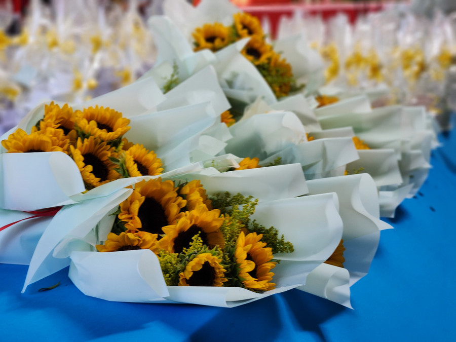 Theo cô Chi, cô chọn “Ban mai yêu thương” là chủ đề chính trong buổi học cuối cùng vì ban mai là thời điểm đẹp nhất trong ngày, khi mặt trời mới mọc, mọi điều còn tươi mới và ngập tràn hy vọng.