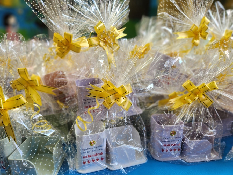 Về phía cha mẹ học sinh, cô Chi tin rằng, cha mẹ học sinh mãi là bầu trời rộng lớn, đồng hành, động viên, là điểm tựa vững chắc để 270 ban mai nhỏ tiếp tục thỏa sức vẫy vùng, dám ước mơ, dám chinh phục thử thách và tỏa sáng vào mỗi sớm mai thức giấc trên suốt hành trình của các em.