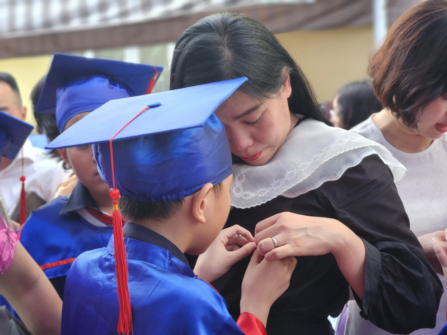 Hy vọng trong cuộc hành trình mới sắp bắt đầu ở bậc trung học cơ sở, các em sẽ lan tỏa được những tia nắng ban mai ấm áp, rực rỡ, khác biệt và đầy yêu thương đến với ngôi trường mới, bạn bè mới; chúc các em luôn bay cao, bay xa.