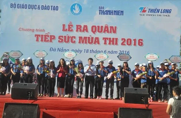 Thứ trưởng Bộ GD&ĐT Nguyễn Thị Nghĩa và ông Võ Công Trí – Phó Bí thư Thành ủy Đà Nẵng - tặng hoa cho đại diện các đội hình tình nguyện Tiếp sức mùa thi