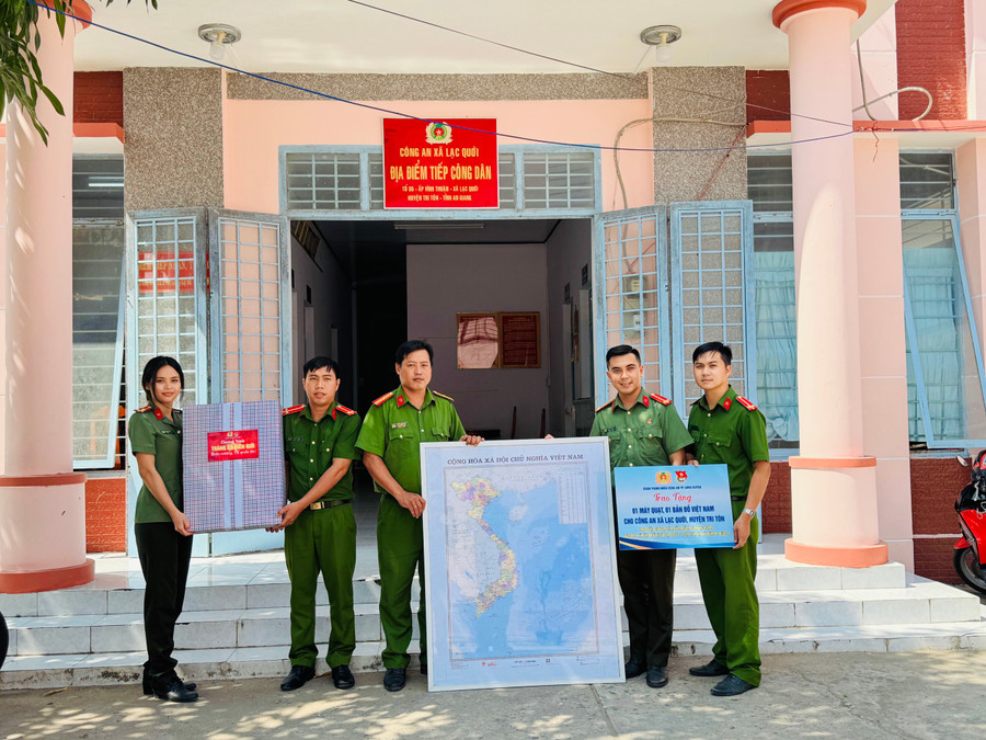 Trao tặng bản đồ Việt Nam hưởng ứng Cuộc vận động "Tự hào một dải non sông". Trao tặng bản đồ Việt Nam hưởng ứng Cuộc vận động "Tự hào một dải non sông".