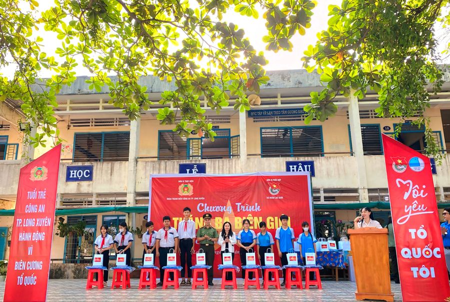 Tuổi trẻ Công an TP Long Xuyên (An Giang) tổ chức Chương trình "Tháng Ba biên giới - Biên cương Tổ quốc tôi".