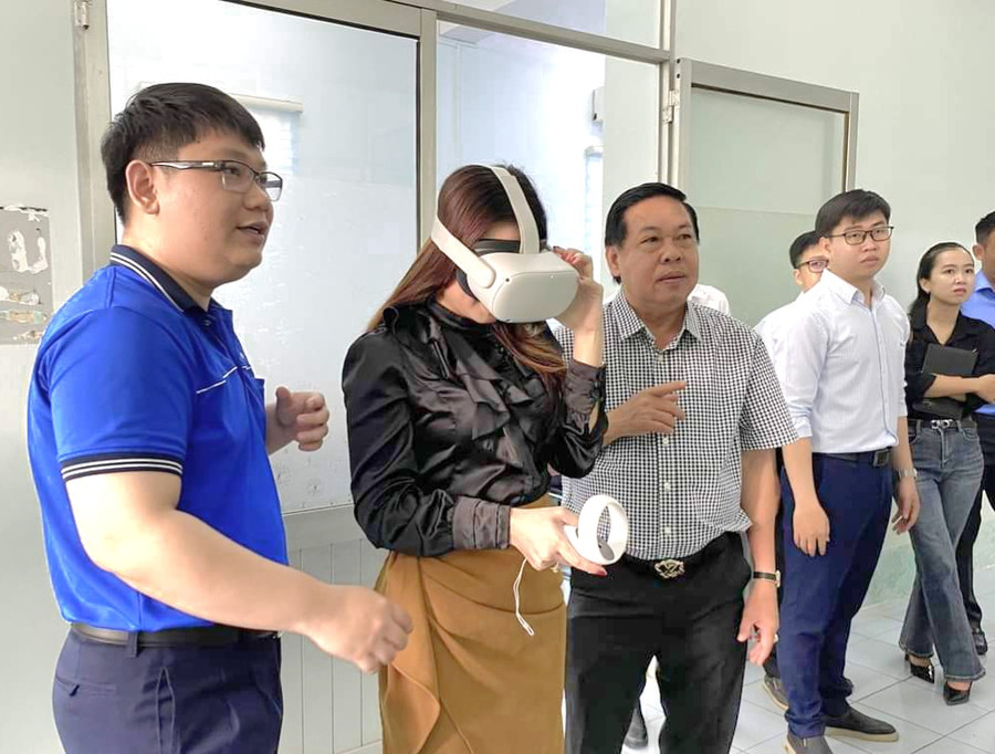 Đại biểu tham dự trải nghiệm thực tế ảo Cổng thông tin du lịch An Giang. Đại biểu tham dự trải nghiệm thực tế ảo Cổng thông tin du lịch An Giang.