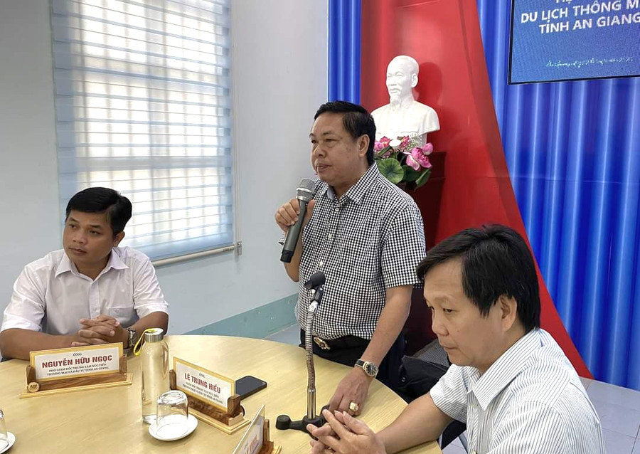 Ông Lê Trung Hiếu - Giám đốc Trung tâm Xúc tiến Thương mại và Đầu tư tỉnh An Giang giới thiệu về Cổng thông tin du lịch An Giang. Ông Lê Trung Hiếu - Giám đốc Trung tâm Xúc tiến Thương mại và Đầu tư tỉnh An Giang giới thiệu về Cổng thông tin du lịch An Giang.