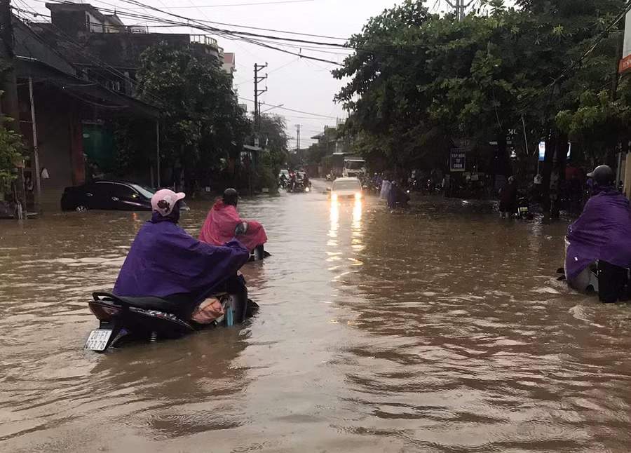 Nhiều tuyến phố biến thành "sông"