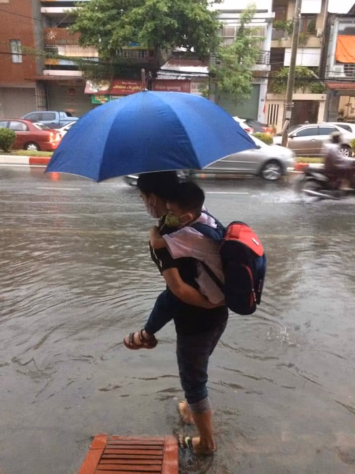 Đoạn đường trước cổng trường mầm non 19/5 nước ngập sâu, nhiều phụ huynh không thể đưa con tới trường