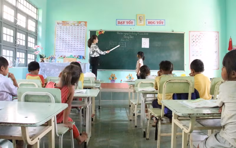 Trường Tiểu học xã Đắk Hà chủ động làm thiết bị phục vụ dạy học cho chương trình mới.