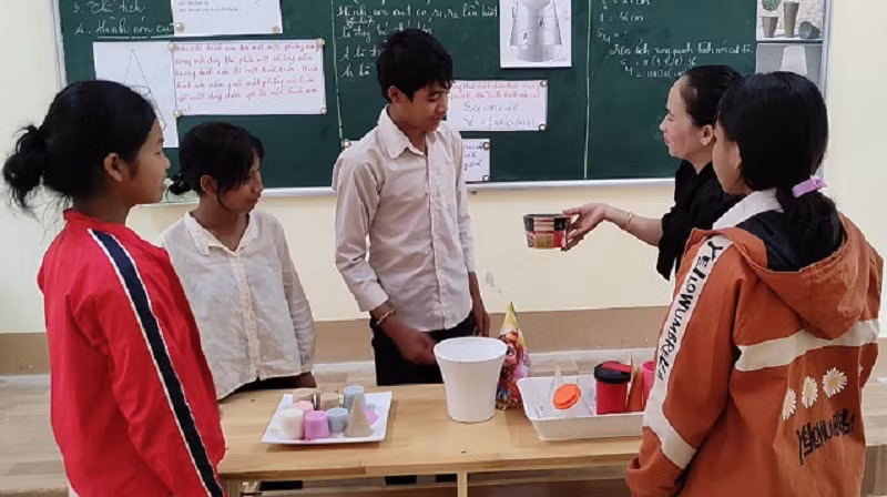 Học sinh Trường THCS Ngọc Tụ trong một giờ thực hành, sử dụng thiết bị.