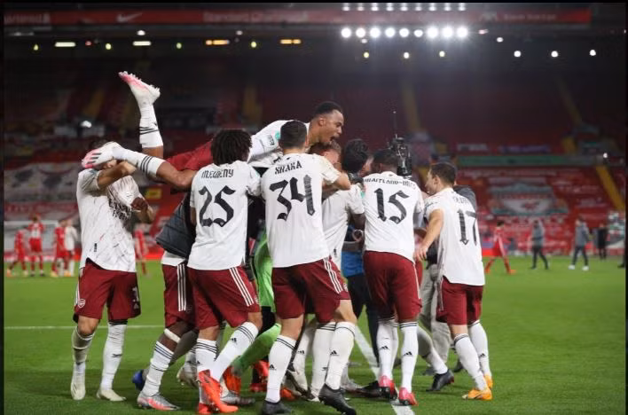 Các cầu thủ Arsenal ăn mừng sau khi Joe Willock thực hiện thành công quả đá quyết định.