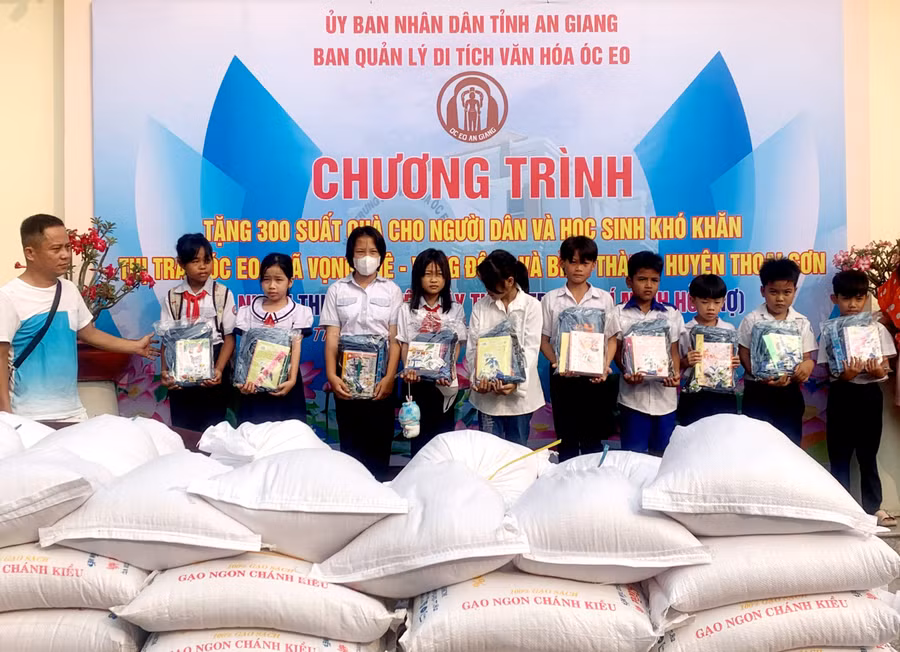 BQL Di tích Văn hóa Óc Eo An Giang trao tặng 300 phần quà cho người nghèo và học sinh khó khăn 
