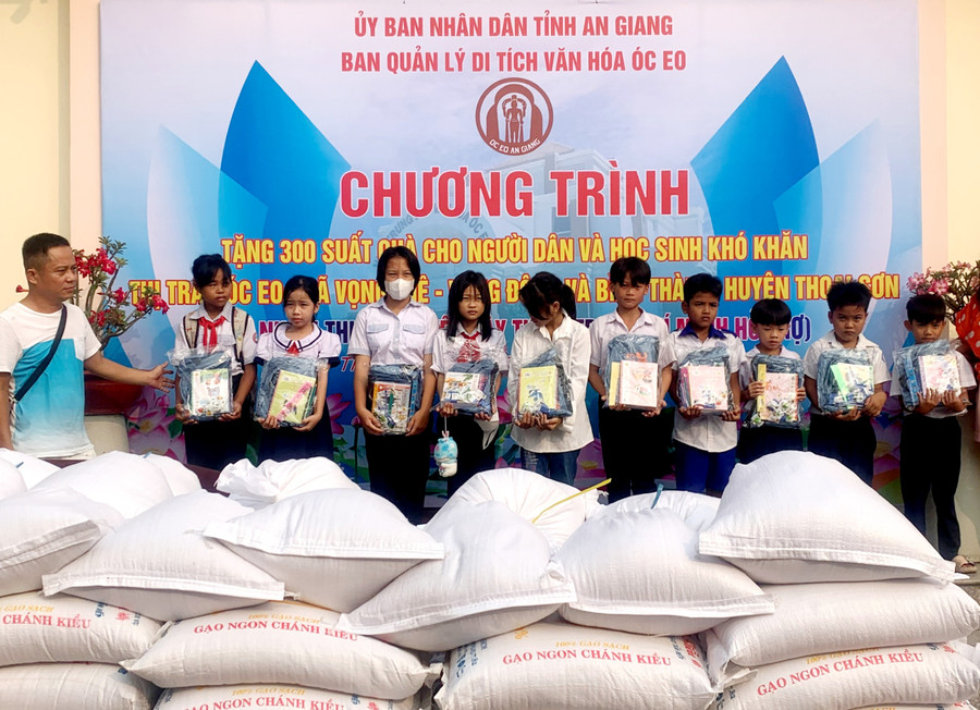 BQL Di tích Văn hóa Óc Eo An Giang trao tặng 300 phần quà cho người nghèo và học sinh khó khăn 