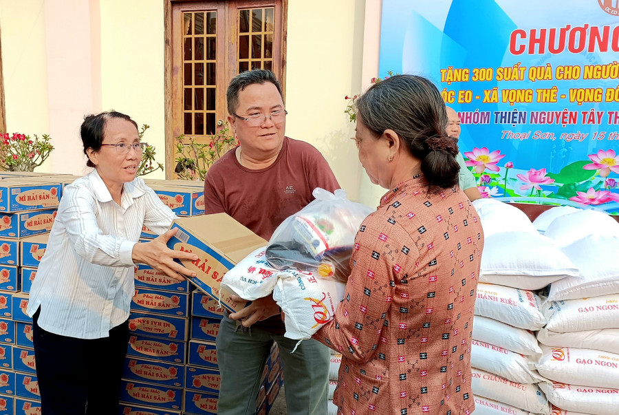 Đại diện nhà tài trợ trao tặng 200 phần quà cho hộ nghèo. Đại diện nhà tài trợ trao tặng 200 phần quà cho hộ nghèo.