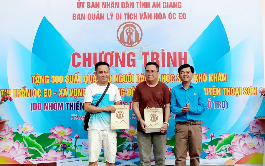 Đại diện BQL Di tích Văn hóa Óc Eo - Ba Thê An Giang tặng quà tri ân nhà tài trợ. Đại diện BQL Di tích Văn hóa Óc Eo - Ba Thê An Giang tặng quà tri ân nhà tài trợ.