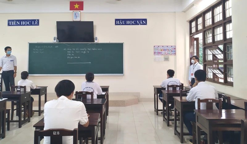 Lãnh đạo UBND tỉnh và lãnh đạo Sở GD&ĐT Tiền Giang kiểm tra phòng thi ngày 6/8. 