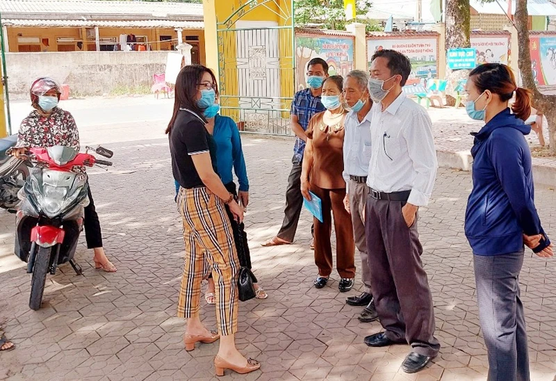 Hàng chục phụ huynh thuộc Tổ 10, thị trấn Cẩm Xuyên đến Trường Tiểu học thị trấn cơ sở 1 để phản đối việc con em họ đến cơ sở 2 học tập.