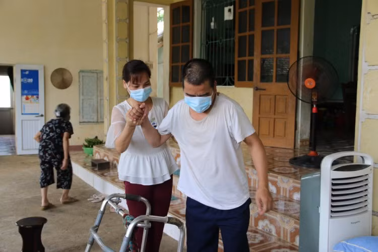 Cô Liên hỗ trợ chồng tập đi