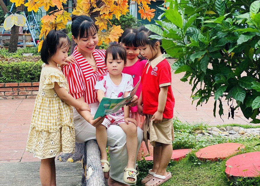 Dù là giáo viên hợp đồng nhưng cô Trần Thu Hằng luôn nỗ lực để đạt được nhiều thành tích trong công tác. Dù là giáo viên hợp đồng nhưng cô Trần Thu Hằng luôn nỗ lực để đạt được nhiều thành tích trong công tác.